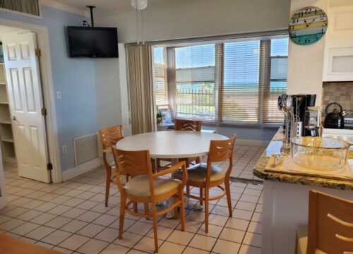 F-Unit Sailmaster – 1 Bedroom / 2 Bathrooms with Private Glassed Lanai